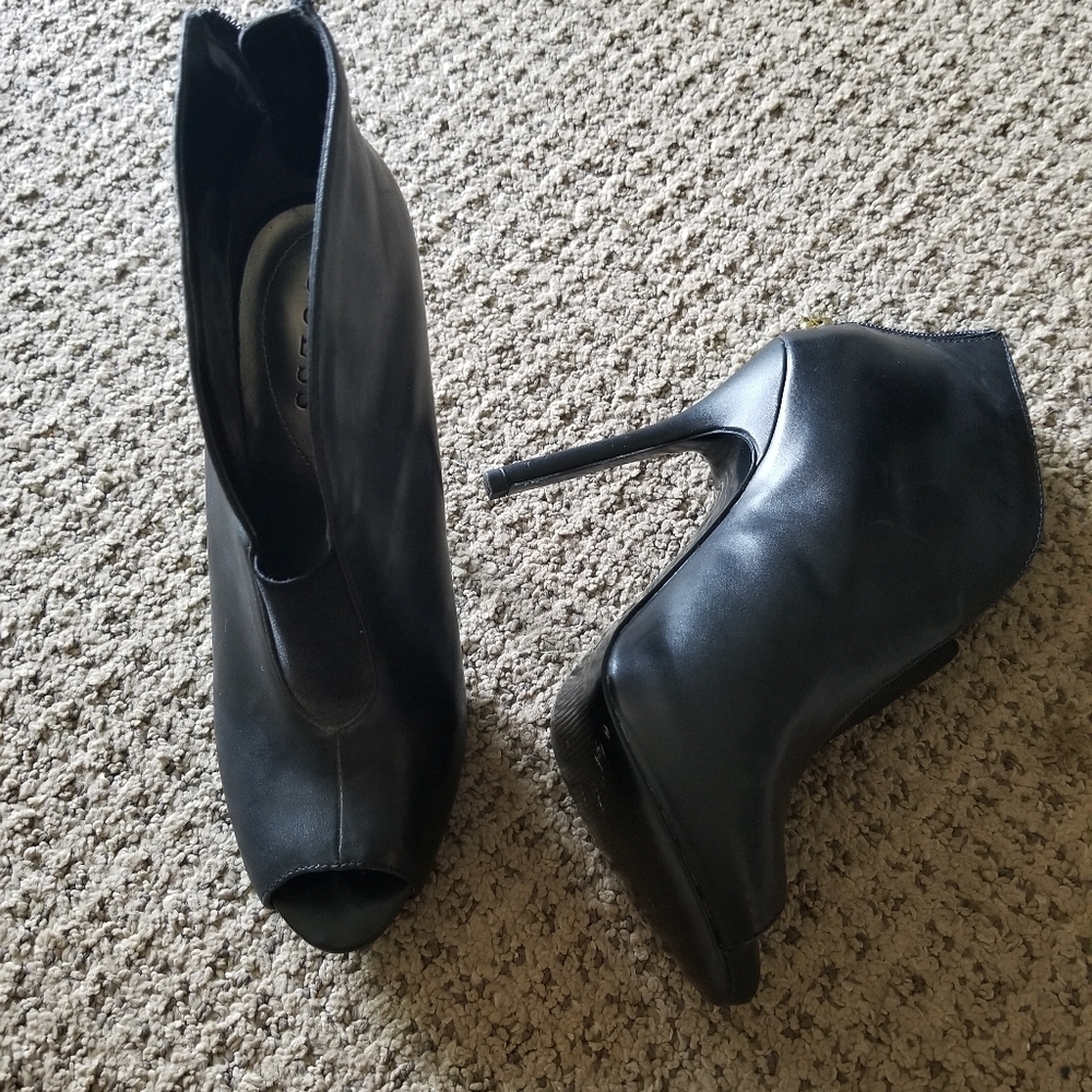 Guess womens black heeled booties size 8